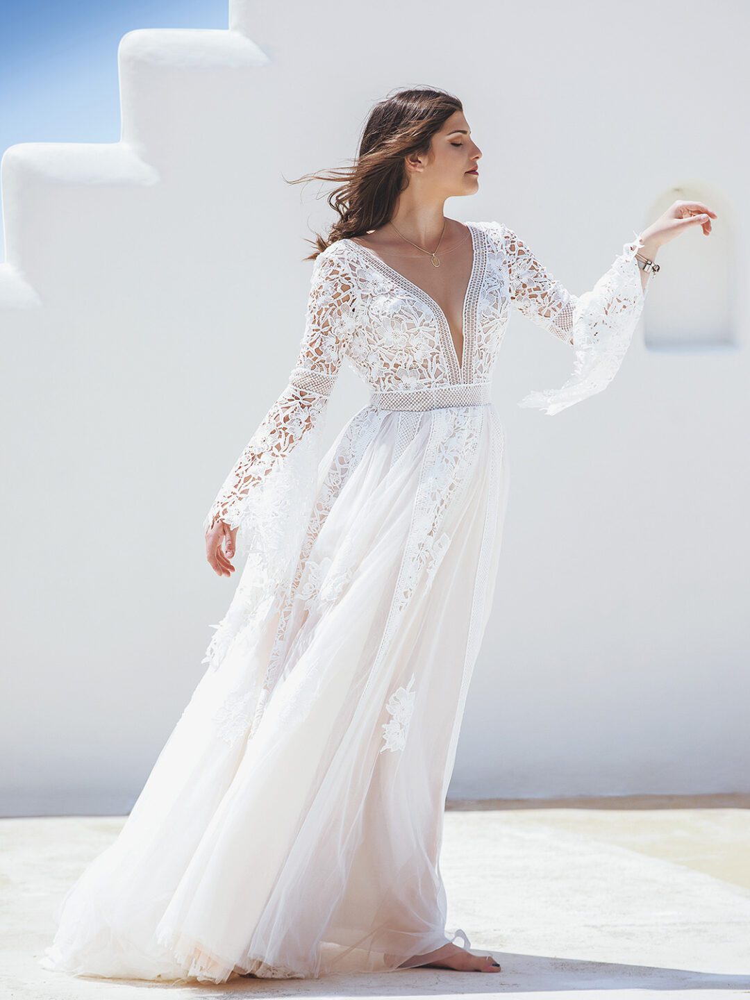 Εντυπωσιακό νυφικό σε άλφα γραμμή, σε χρώμα off white κεντημένο από γαλλική χειροποίητη δαντέλα